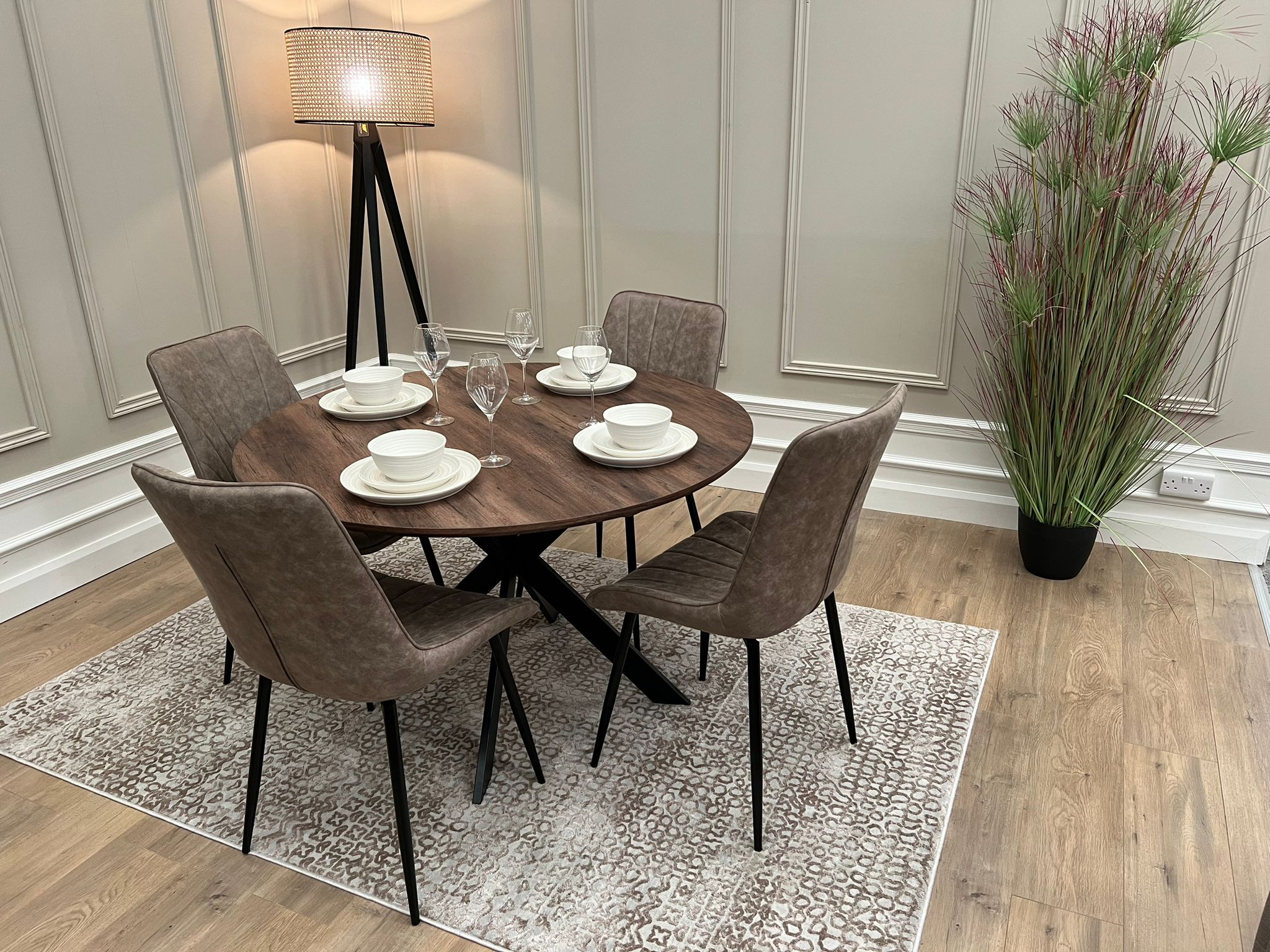 Table ronde Epsom 1.2 et 4 chaises