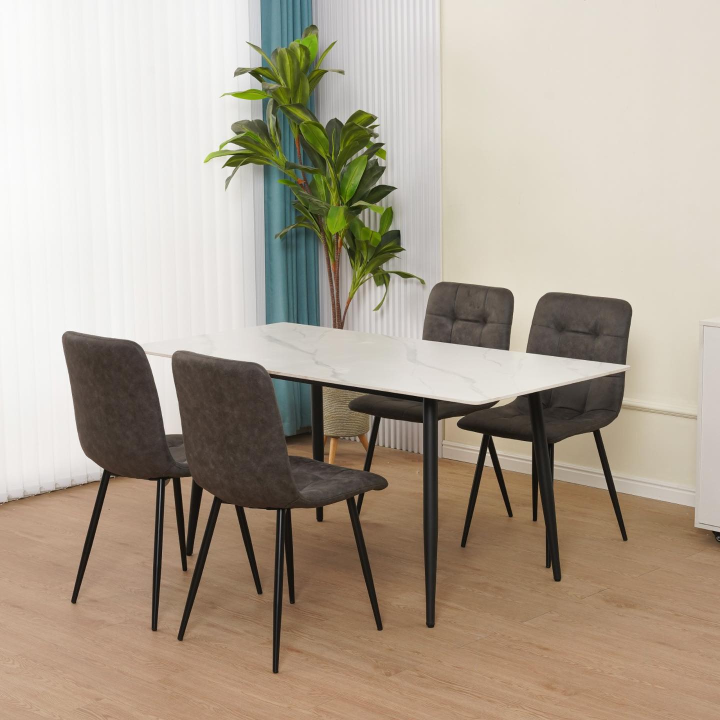 Table et 4 chaises en pierre frittée Regency 1.4