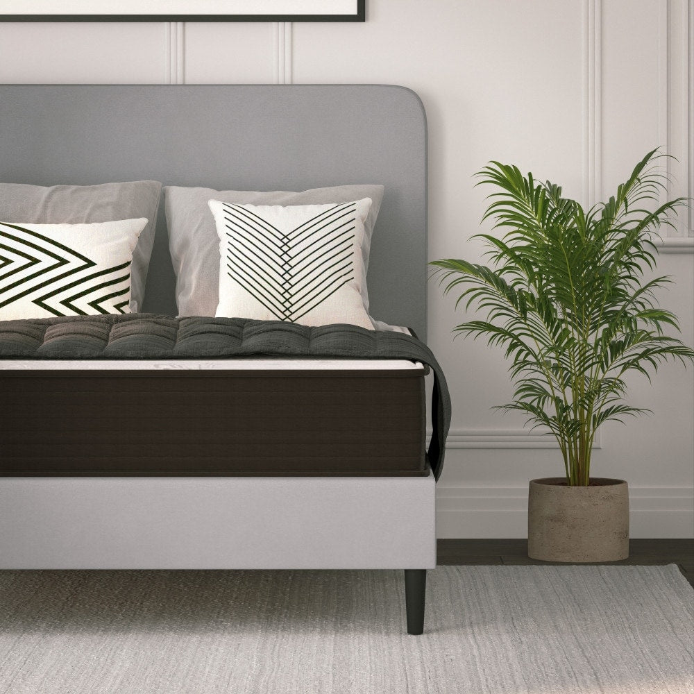 Matelas hybride en mousse et ressorts ensachés, matelas dans une boîte