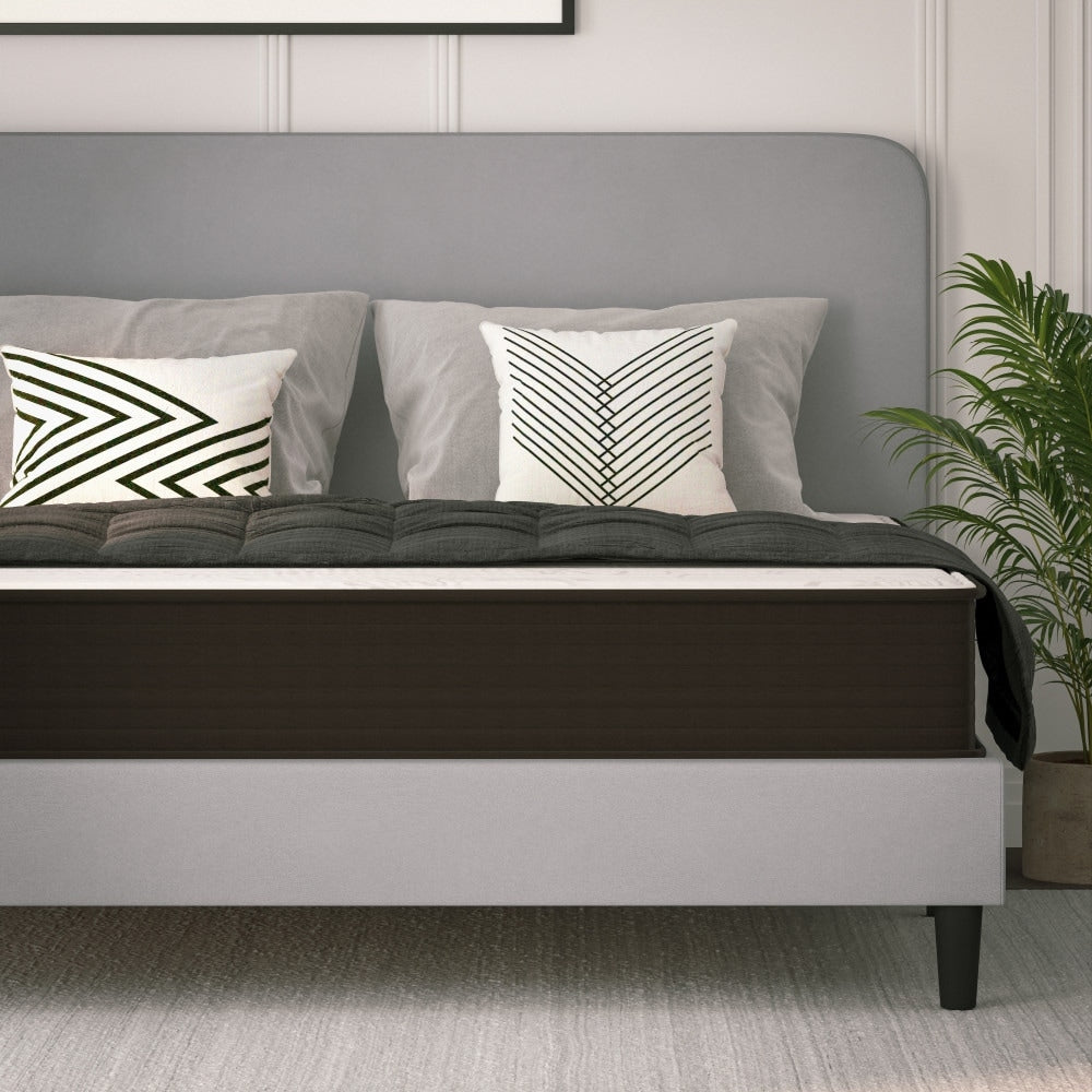 Matelas hybride en mousse et ressorts ensachés, matelas dans une boîte