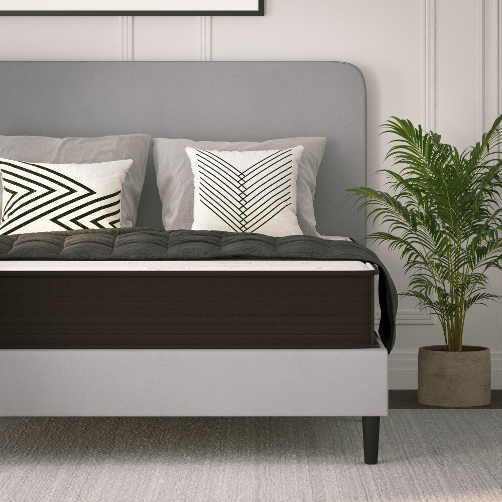 Matelas hybride en mousse et ressorts ensachés, matelas dans une boîte