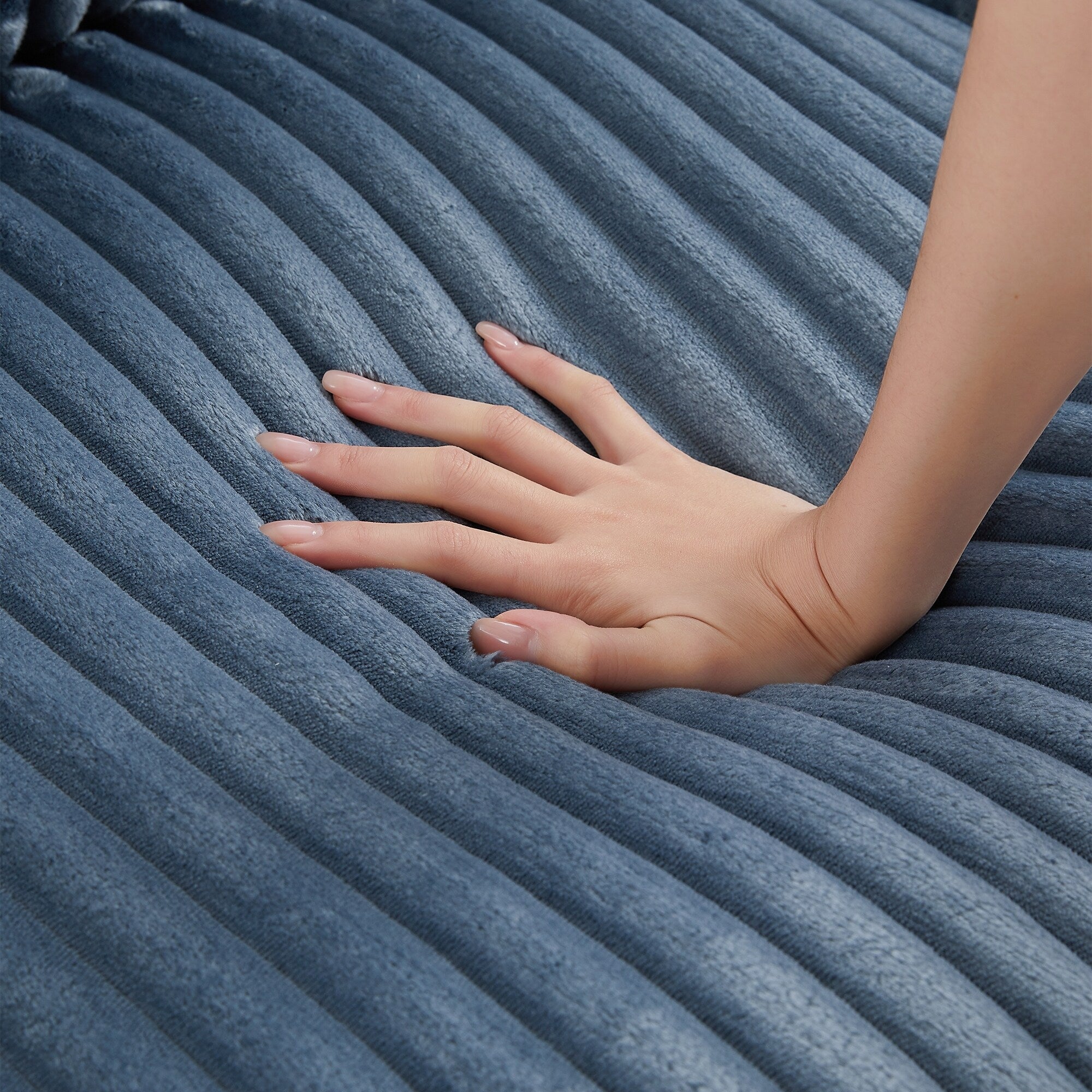 Canapé 4 places en velours côtelé 133 avec ports USB, porte-gobelets rabattables et rangement dissimulé