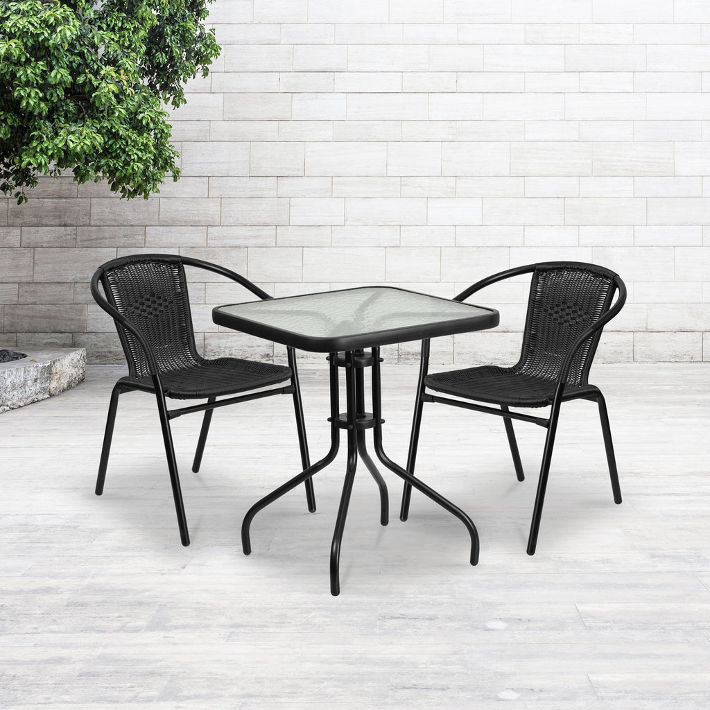 Table carrée en verre et métal de 23,5 po avec 2 chaises empilables en rotin - 23,50 L x 23,50 P x 28 H - 23,50 L x 23,50 P x 28 H