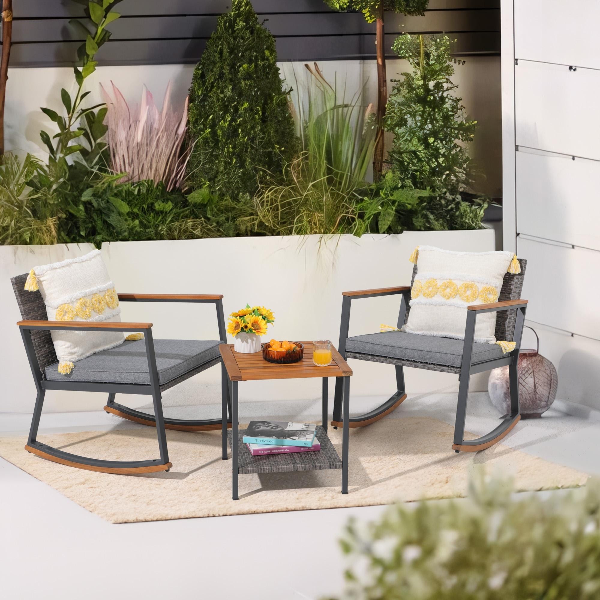 Ensemble de 3 chaises à bascule d'extérieur en osier avec coussins