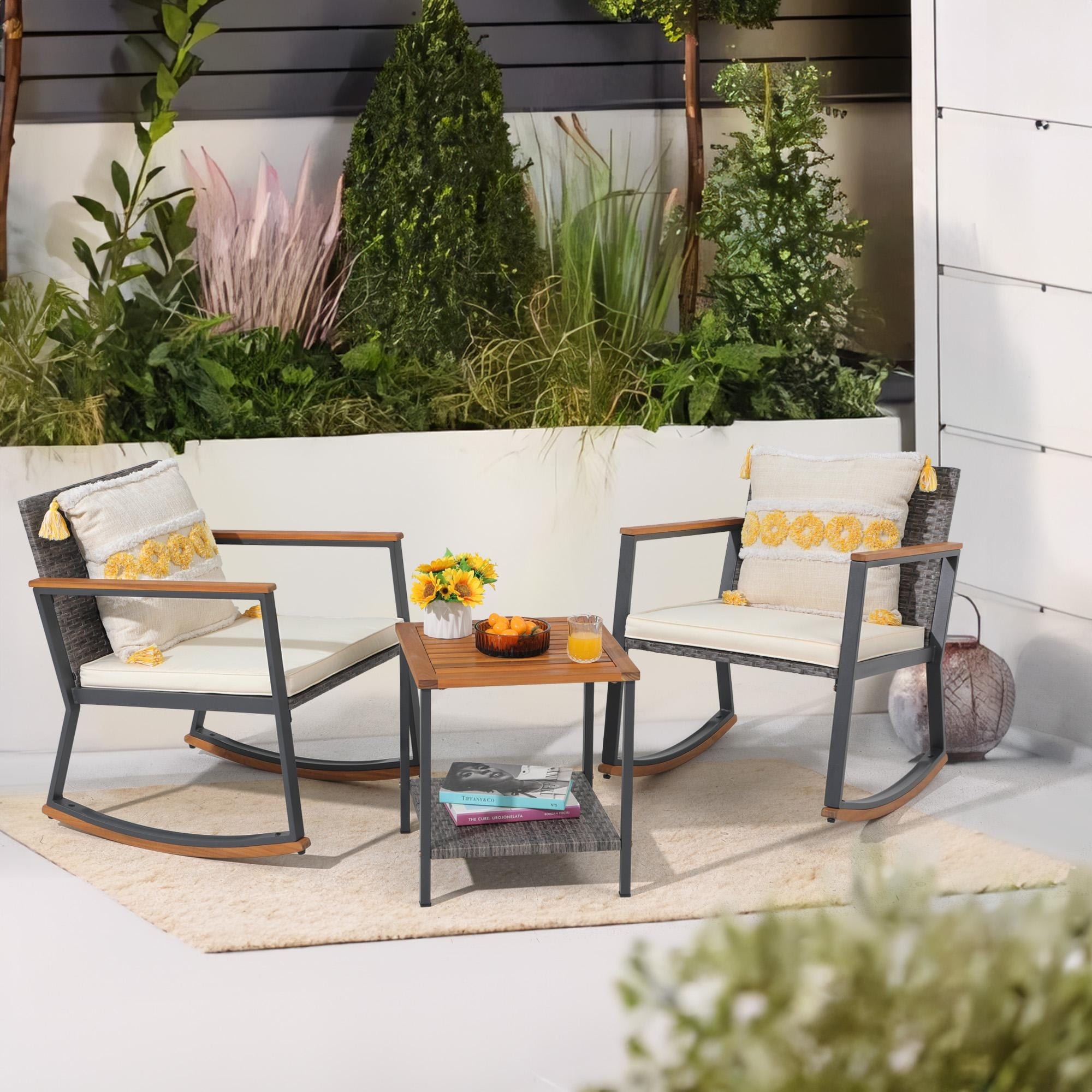 Ensemble de 3 chaises à bascule d'extérieur en osier avec coussins