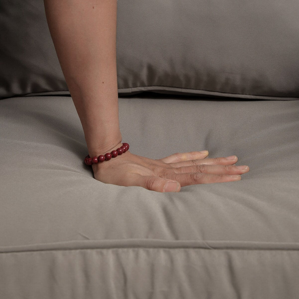 Ensemble de 3 chaises à bascule pivotantes et rembourrées en rotin pour patio avec table d'appoint