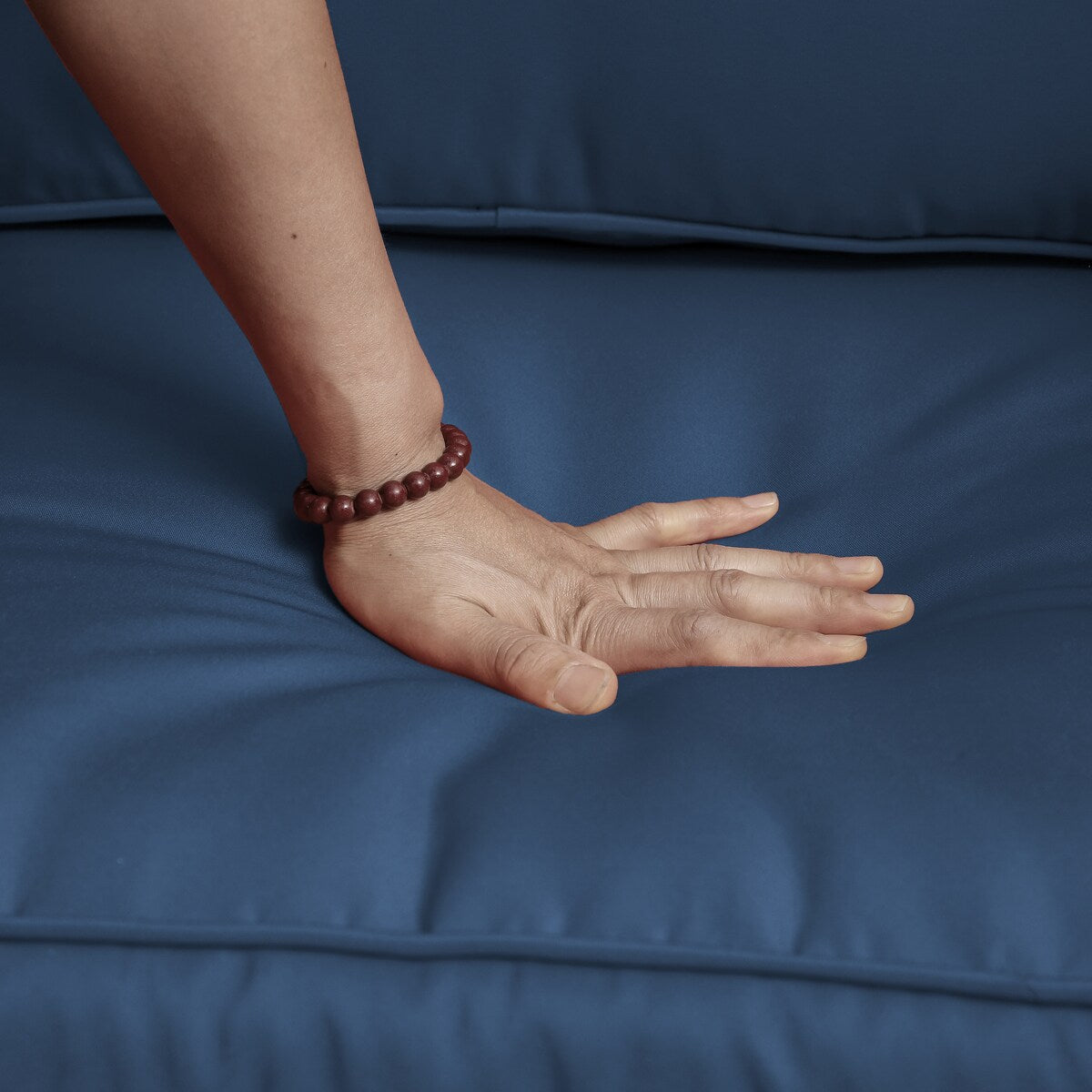 Ensemble de 3 chaises à bascule pivotantes et rembourrées en rotin pour patio avec table d'appoint