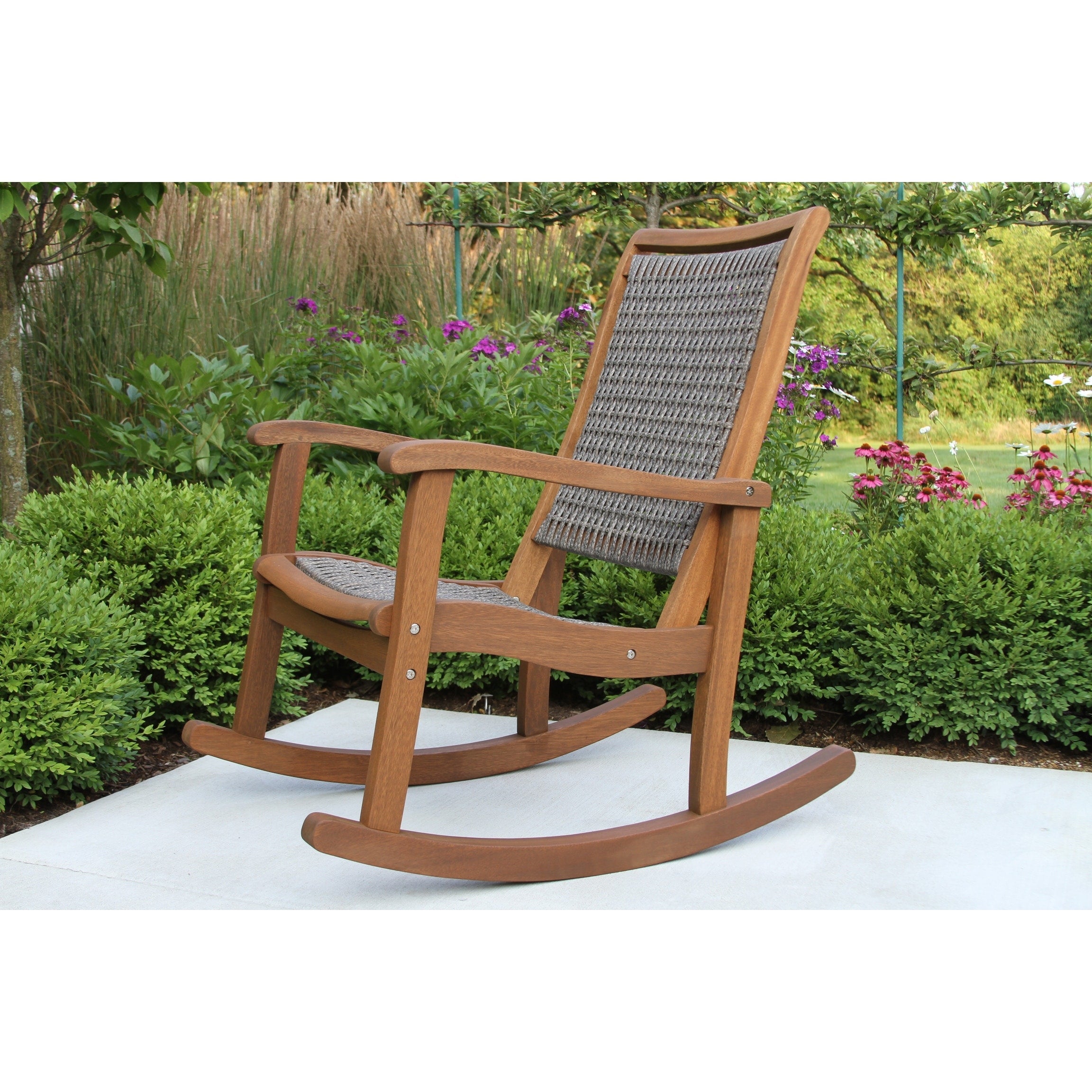 Ensemble de 3 chaises à bascule Eilaf en eucalyptus avec table d'appoint ronde