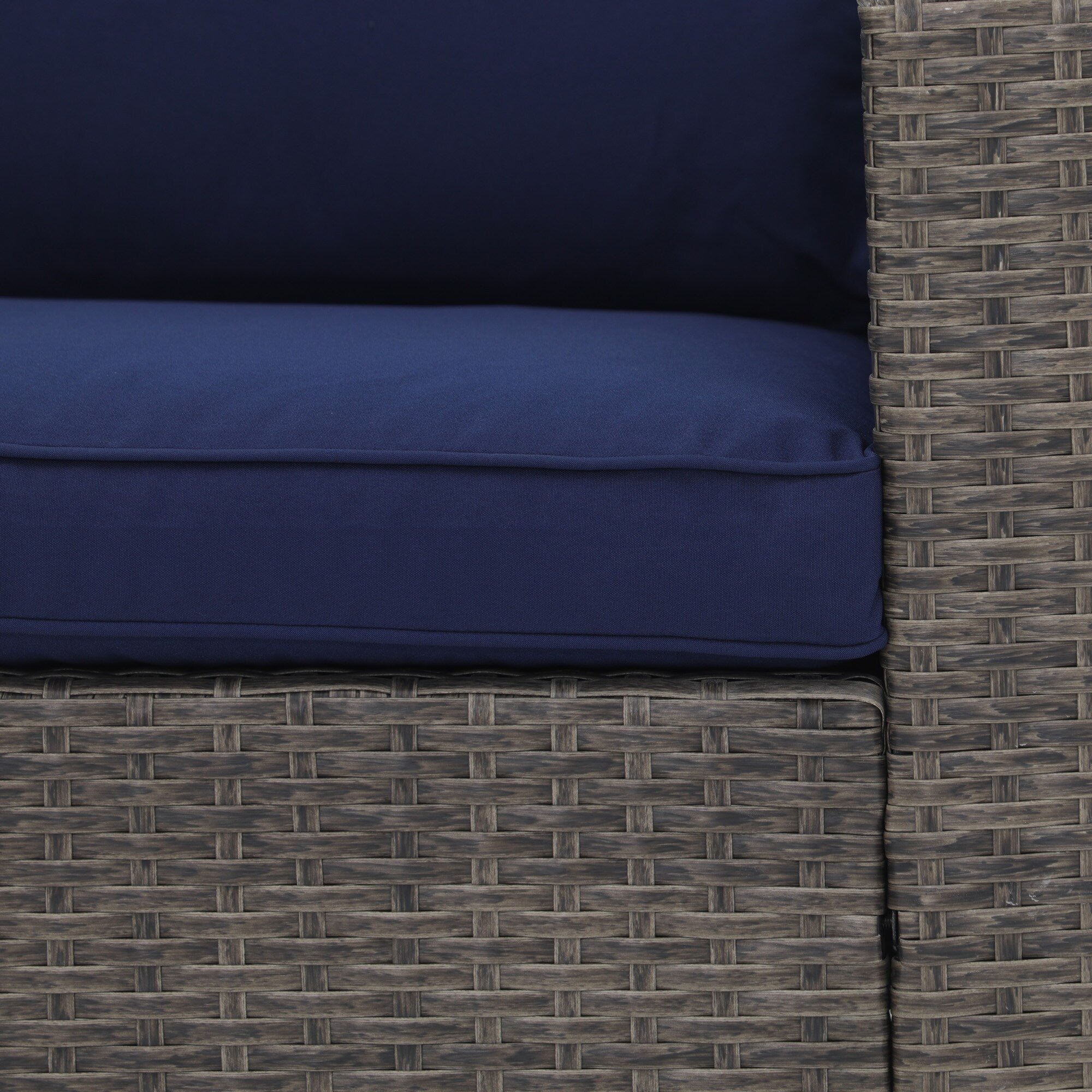 Salon de jardin en rotin pour 4 personnes avec coussins gris et table en verre trempé