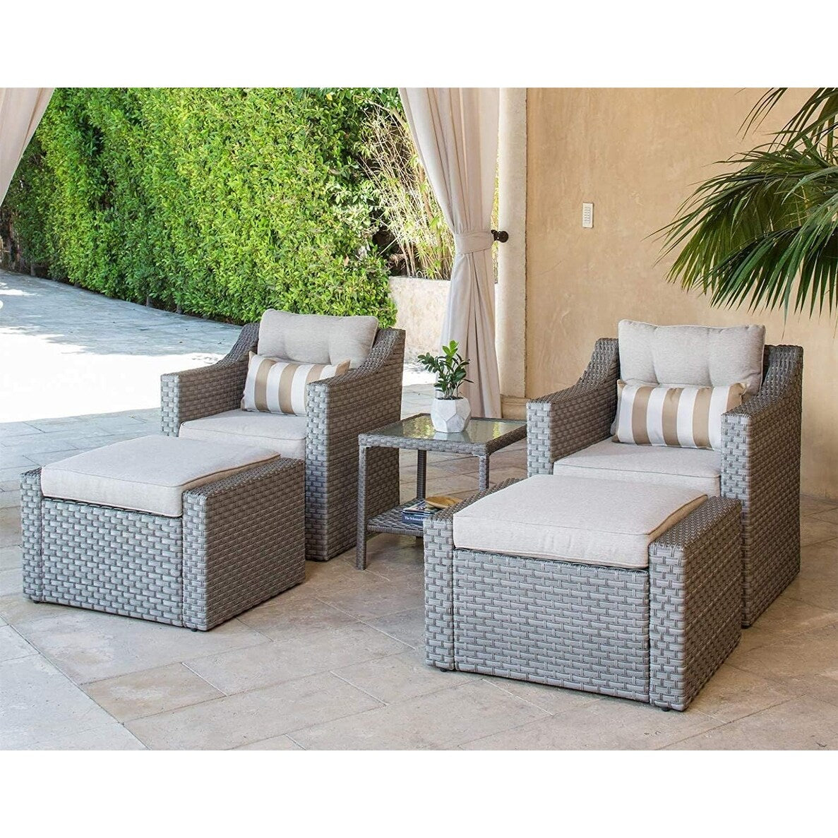 Ensemble de 4 ou 5 chaises longues en osier pour patio extérieur avec table basse et coussins
