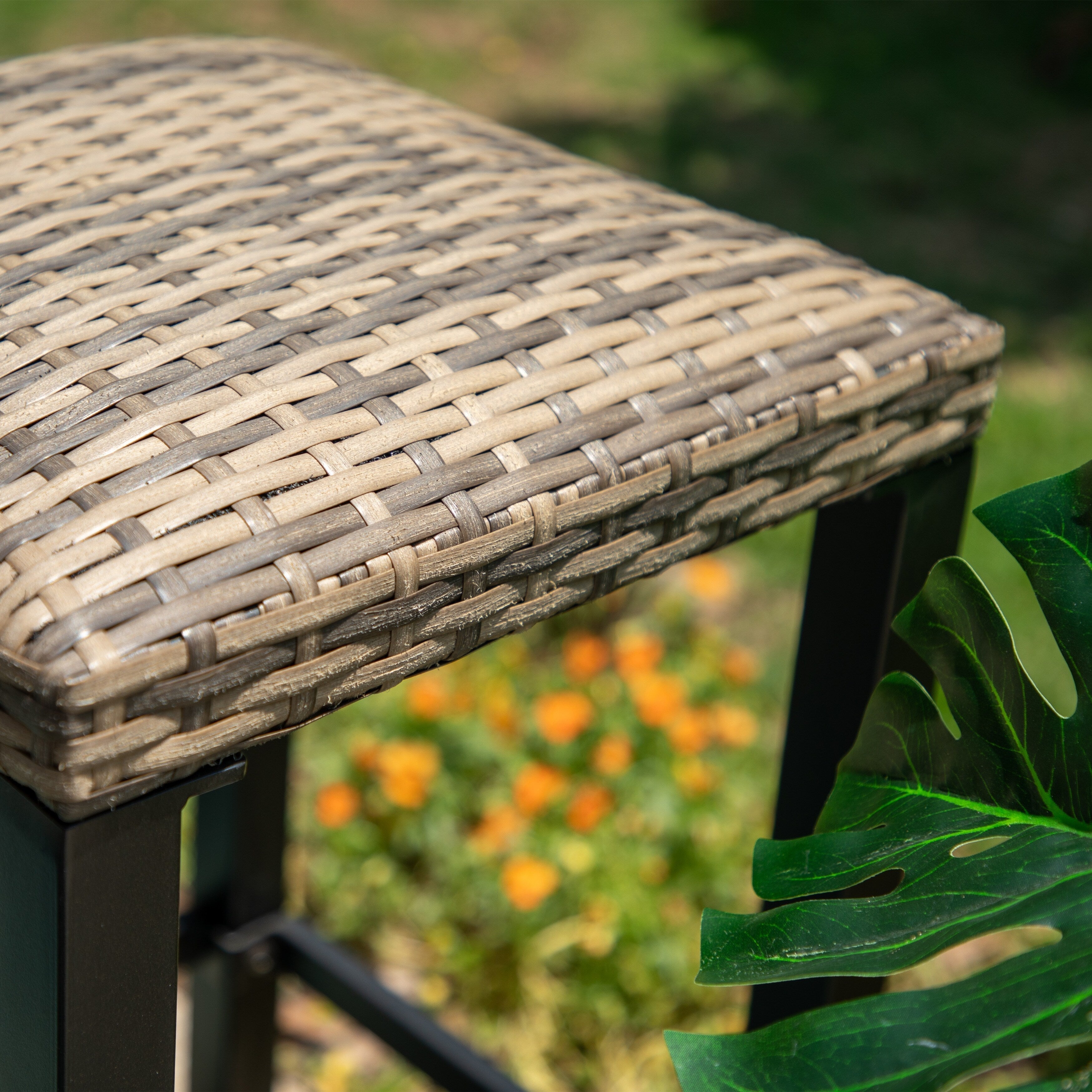 Ensemble de salle à manger de 5 pièces, 4 chaises de bar pivotantes en rotin ou 4 chaises de bar pivotantes en métal et 1 table de bar rectangulaire en métal