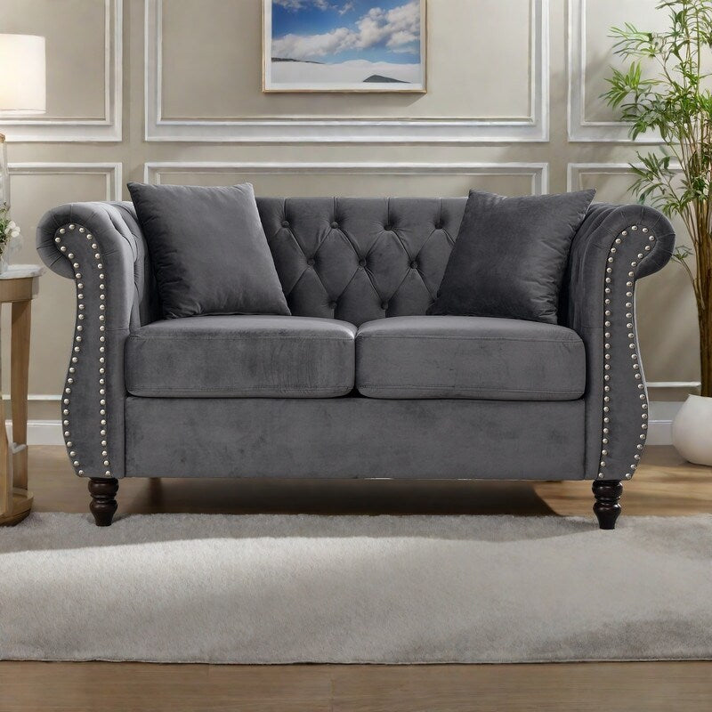 Canapé Chesterfield 2 places en velours 58,8 avec accoudoirs roulés, garniture cloutée et 2 coussins