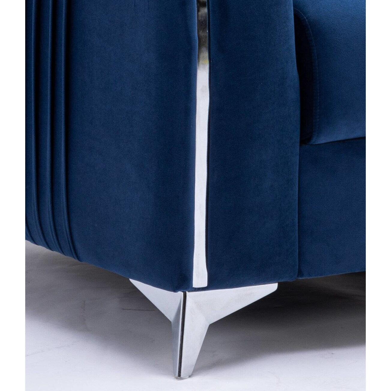 Canapé causeuse en velours 59 avec accoudoirs plissés verticaux et pieds en chrome poli pour salon