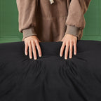 Canapé inclinable 3 places en velours avec 2 coussins, structure en bois massif et ressorts sinueux.