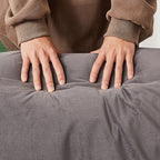 Canapé inclinable 3 places en velours avec 2 coussins, structure en bois massif et ressorts sinueux.