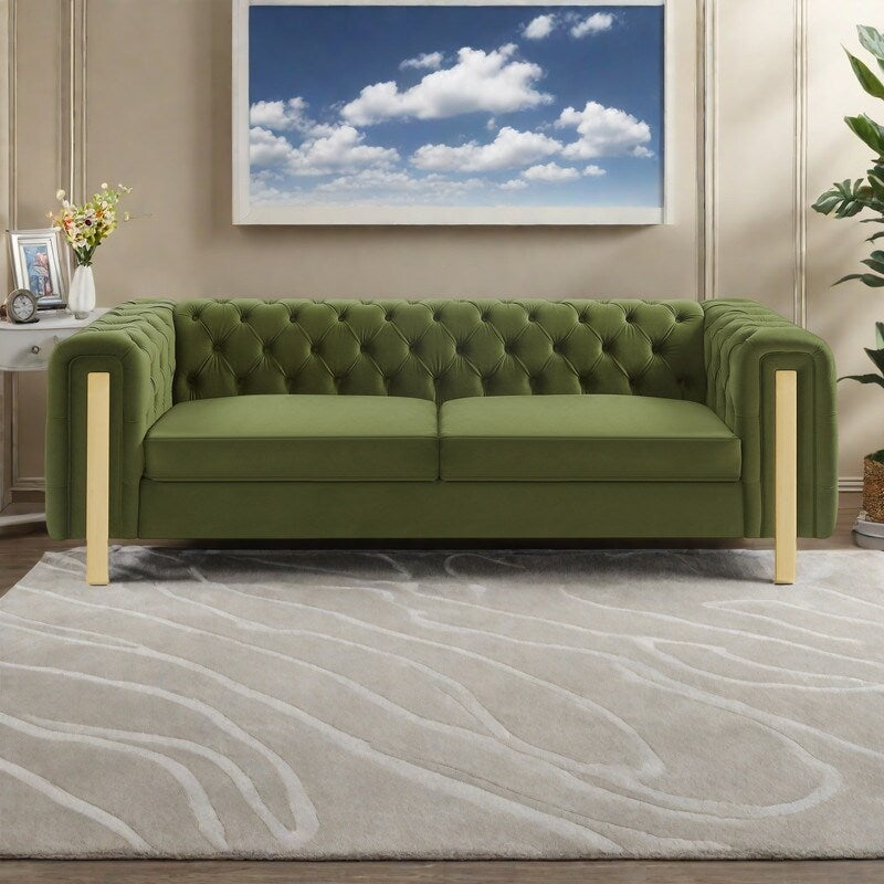 Canapé 3 places en velours 83,75 $ avec surpiqûres en losanges capitonnées, touches dorées et pieds en fer