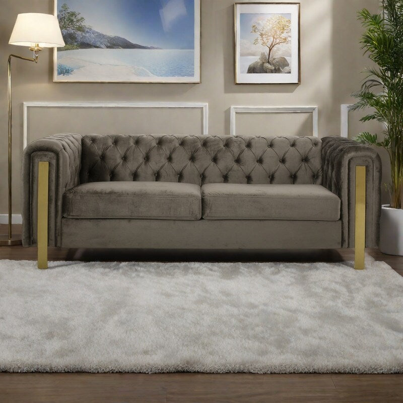 Canapé 3 places en velours 83,75 $ avec surpiqûres en losanges capitonnées, touches dorées et pieds en fer