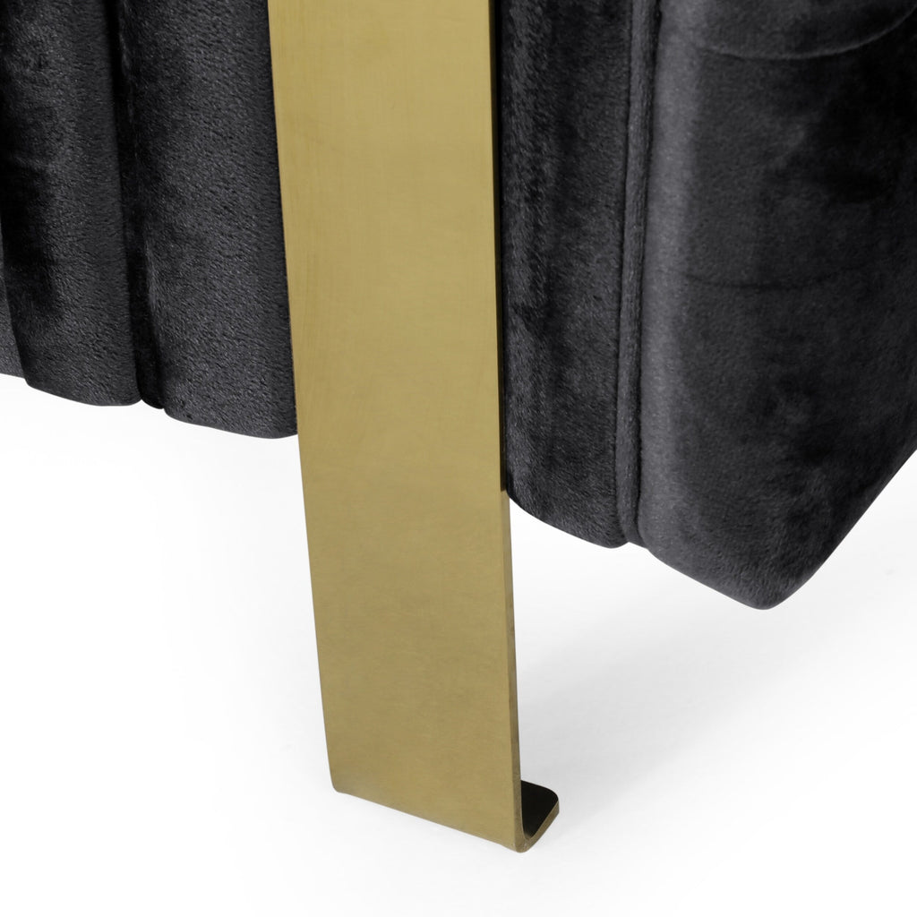 Canapé 3 places en velours 83,75 $ avec surpiqûres en losanges capitonnées, touches dorées et pieds en fer