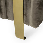 Canapé 3 places en velours 83,75 $ avec surpiqûres en losanges capitonnées, touches dorées et pieds en fer