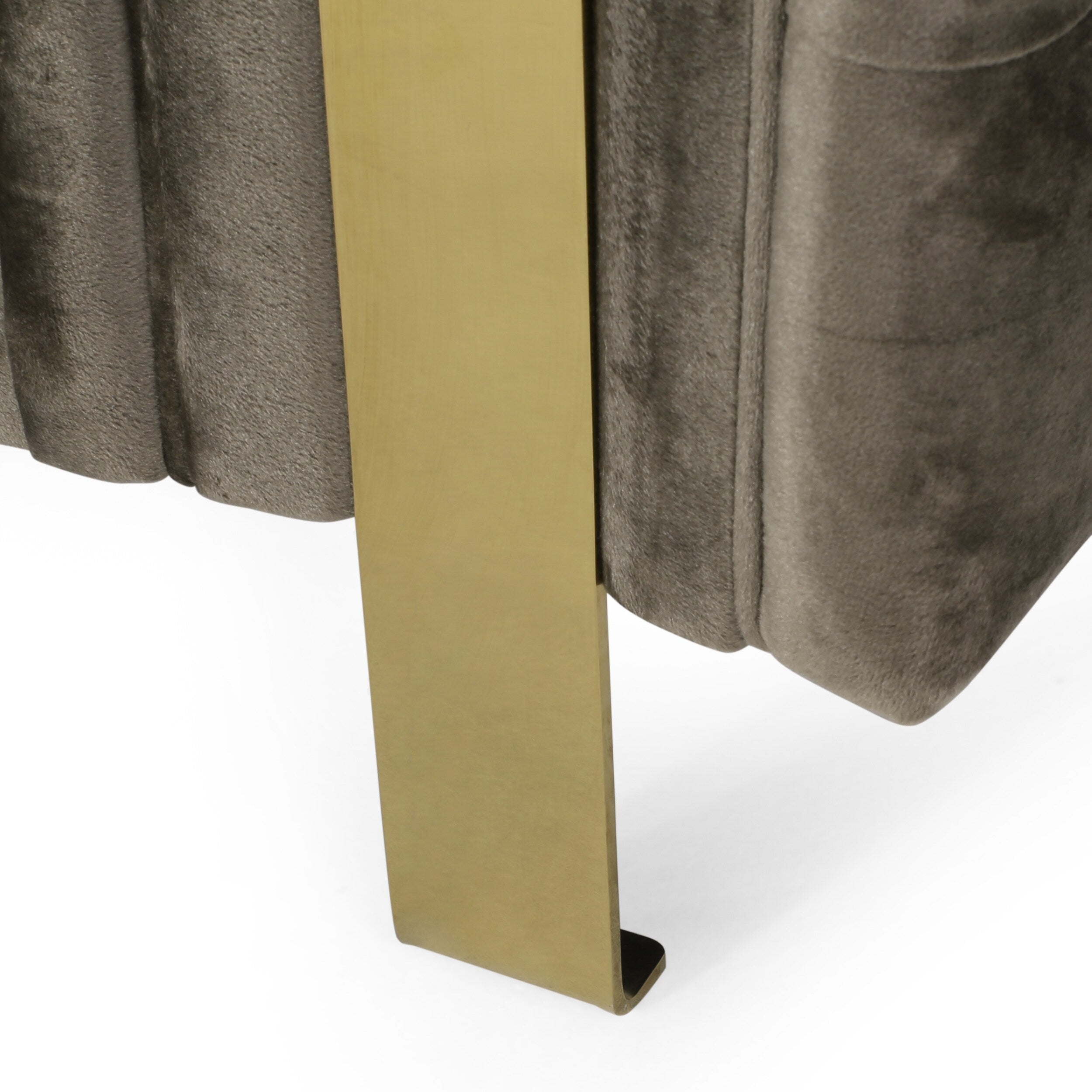 Canapé 3 places en velours 83,75 $ avec surpiqûres en losanges capitonnées, touches dorées et pieds en fer