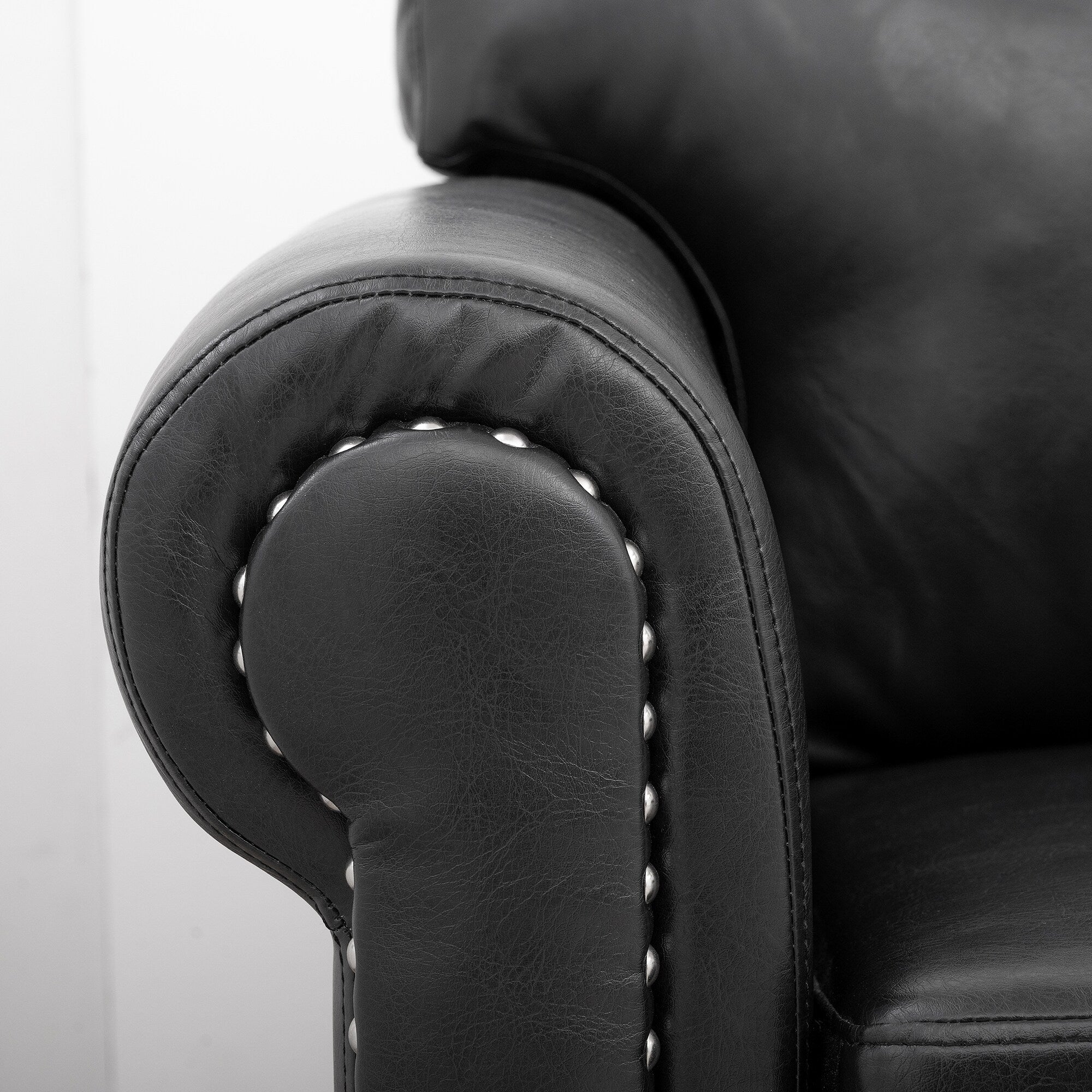 Canapé 3 places en tissu à accoudoirs enroulables, assise à ressorts ensachés, dossier en mousse PP et structure en bois massif (83,86 €)