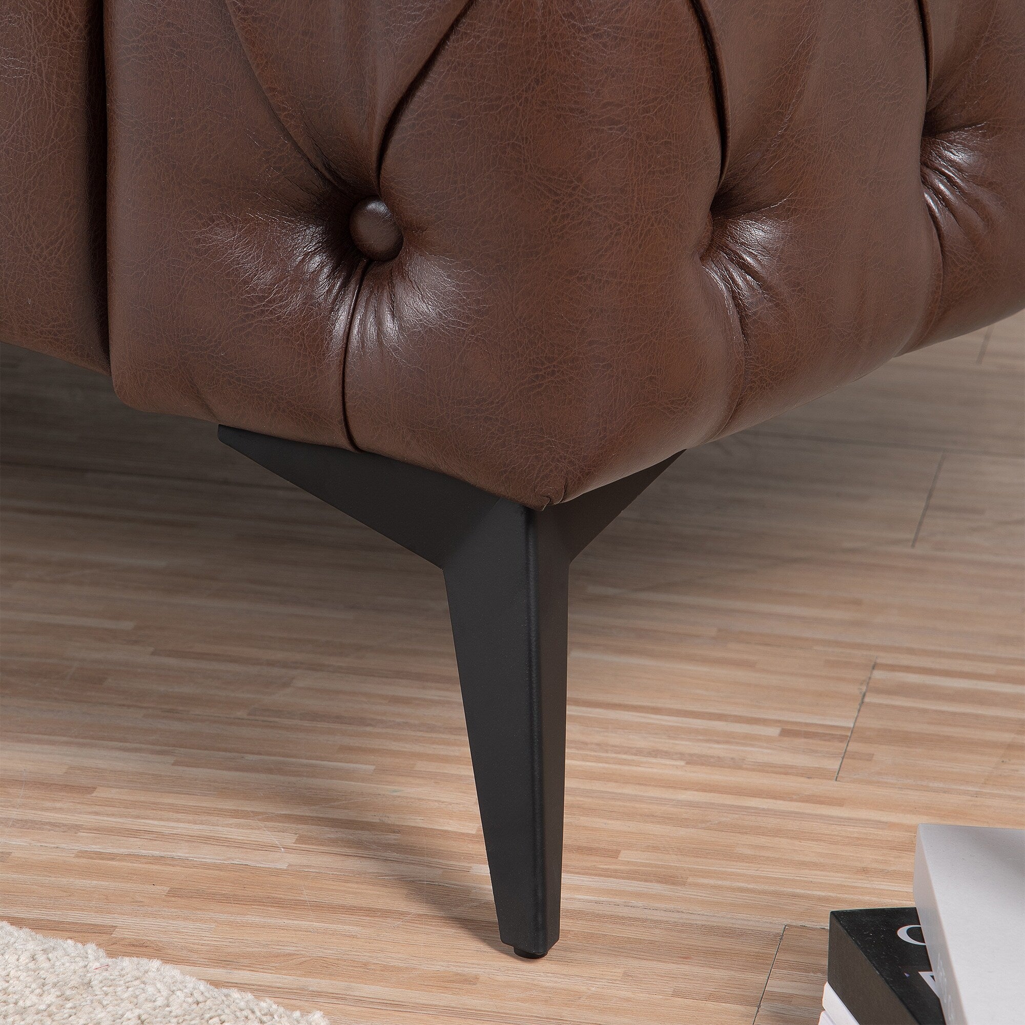 Canapé 3 places traditionnel en polyuréthane 84.06 avec accoudoirs carrés et coussins amovibles, assise à ressorts ensachés et base en fer