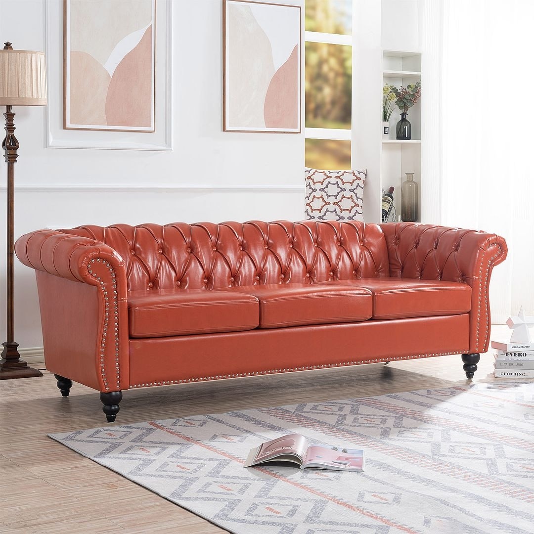 Canapé Chesterfield capitonné en similicuir avec accoudoirs roulés (84,65 po)