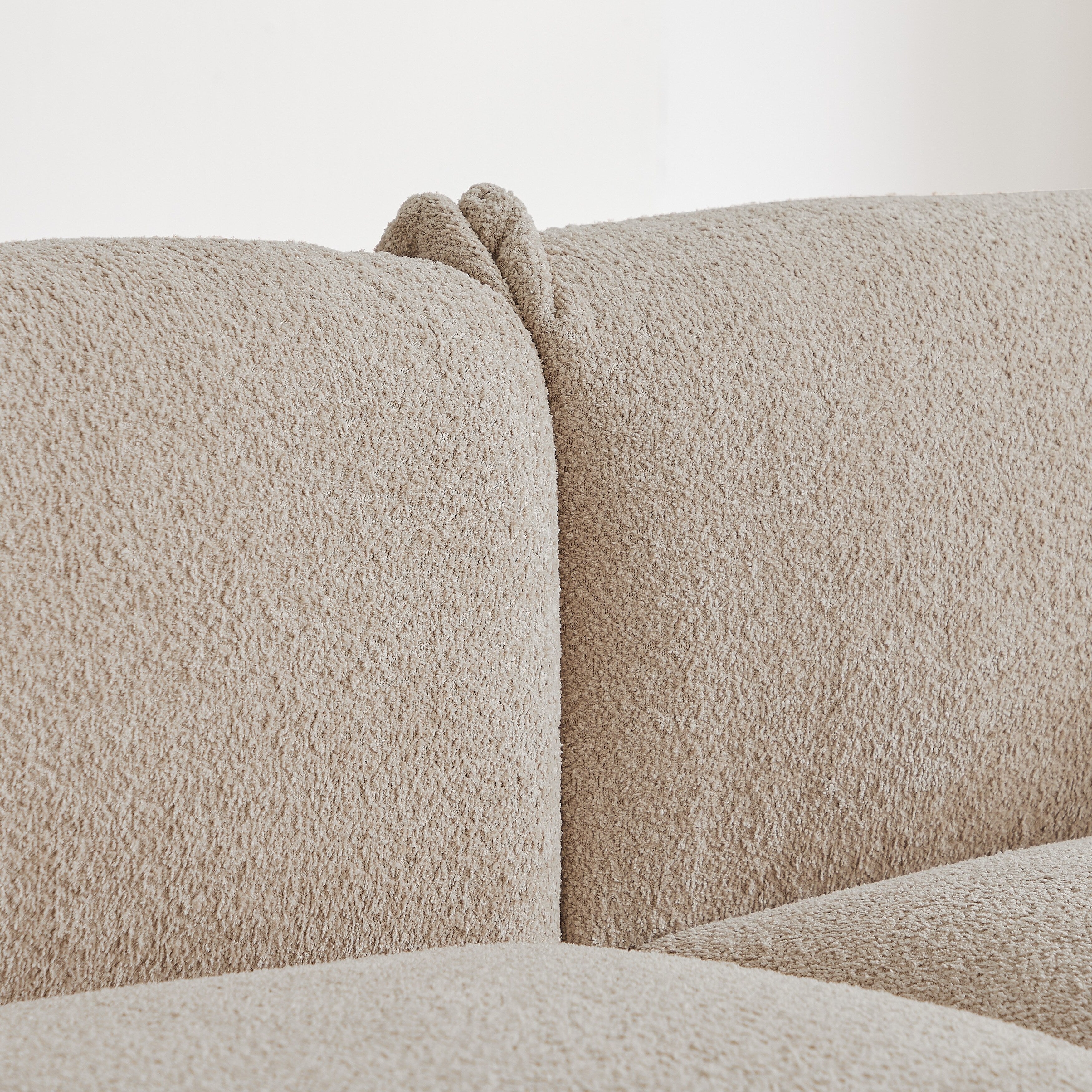 Canapé 3 places en tissu avec structure en bois massif et 2 coussins (85,82 €)