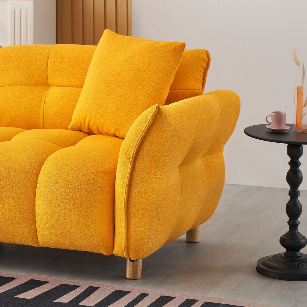 Canapé Teddy de 240 cm de long, avec deux coussins assortis et trois sièges spacieux et confortables.