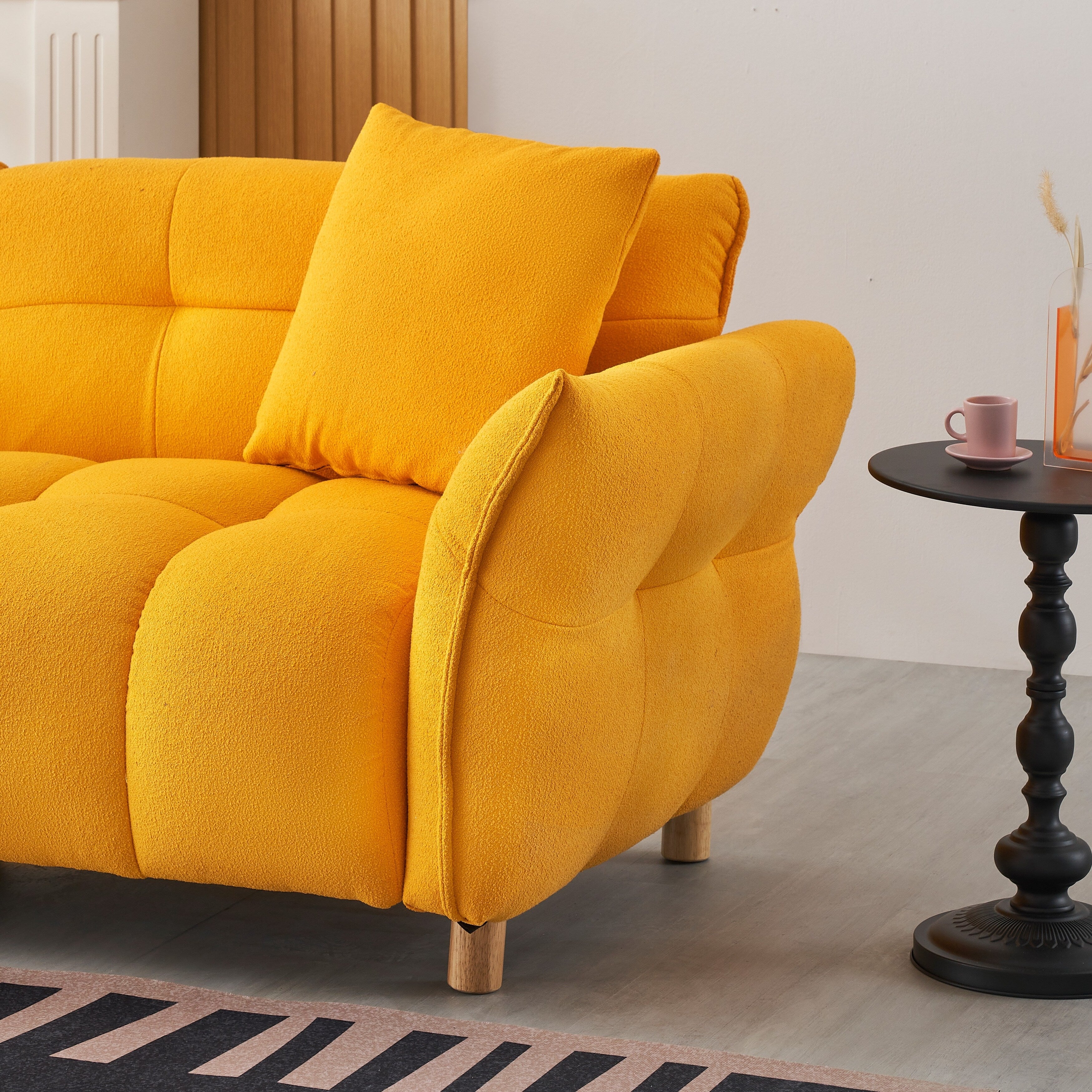 Canapé Teddy de 240 cm de long, avec deux coussins assortis et trois sièges spacieux et confortables.