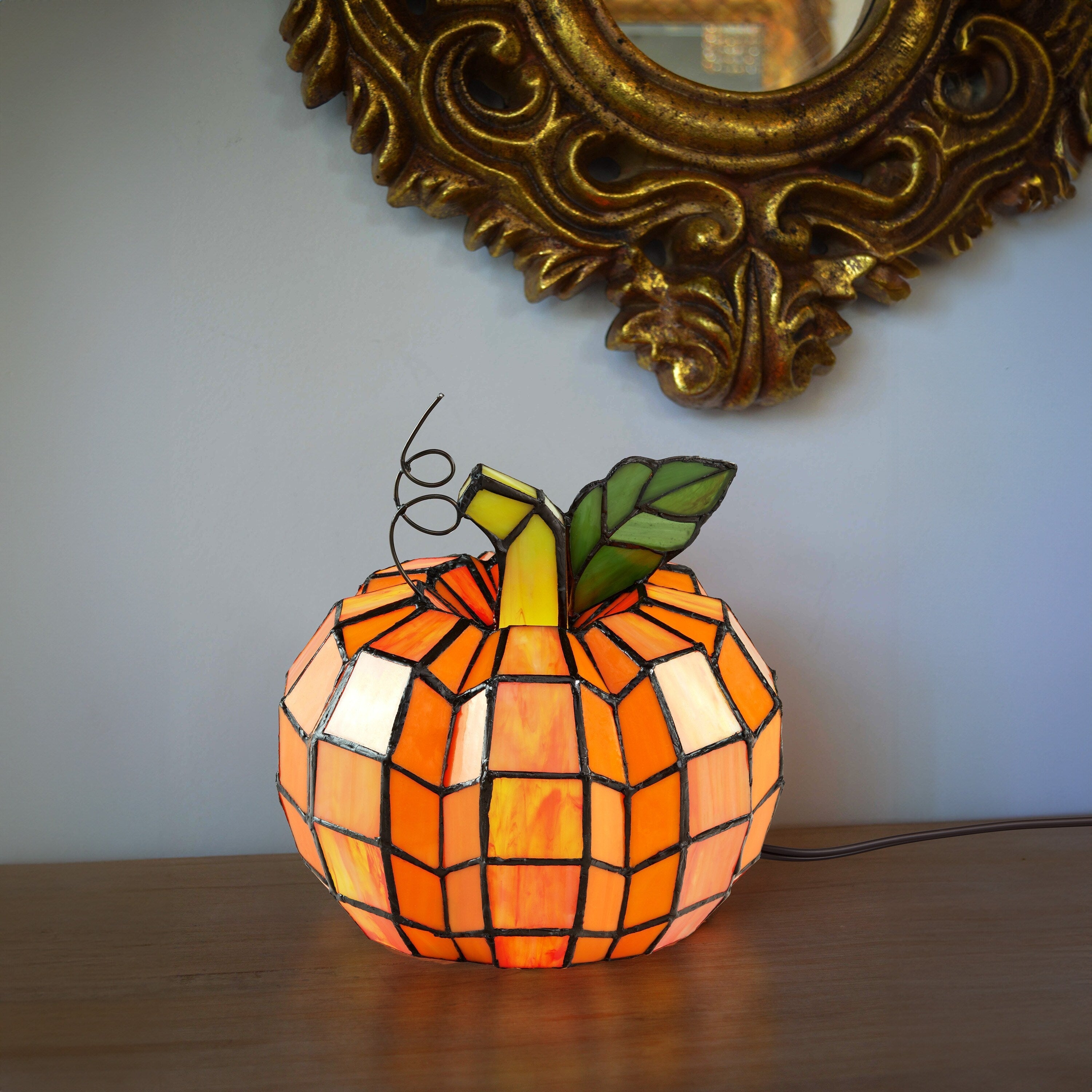 Lampe d'appoint en vitrail Patch the Pumpkin 9 H - 8,25 L x 8,25 l x 9 H