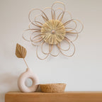 Décoration murale en paille de raphia tricotée à la main avec des fleurs de ferme en bois Adeco