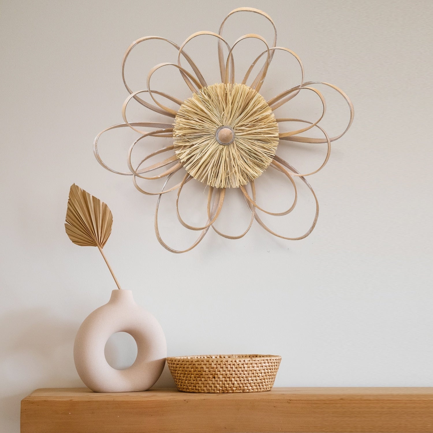 Décoration murale en paille de raphia tricotée à la main avec des fleurs de ferme en bois Adeco