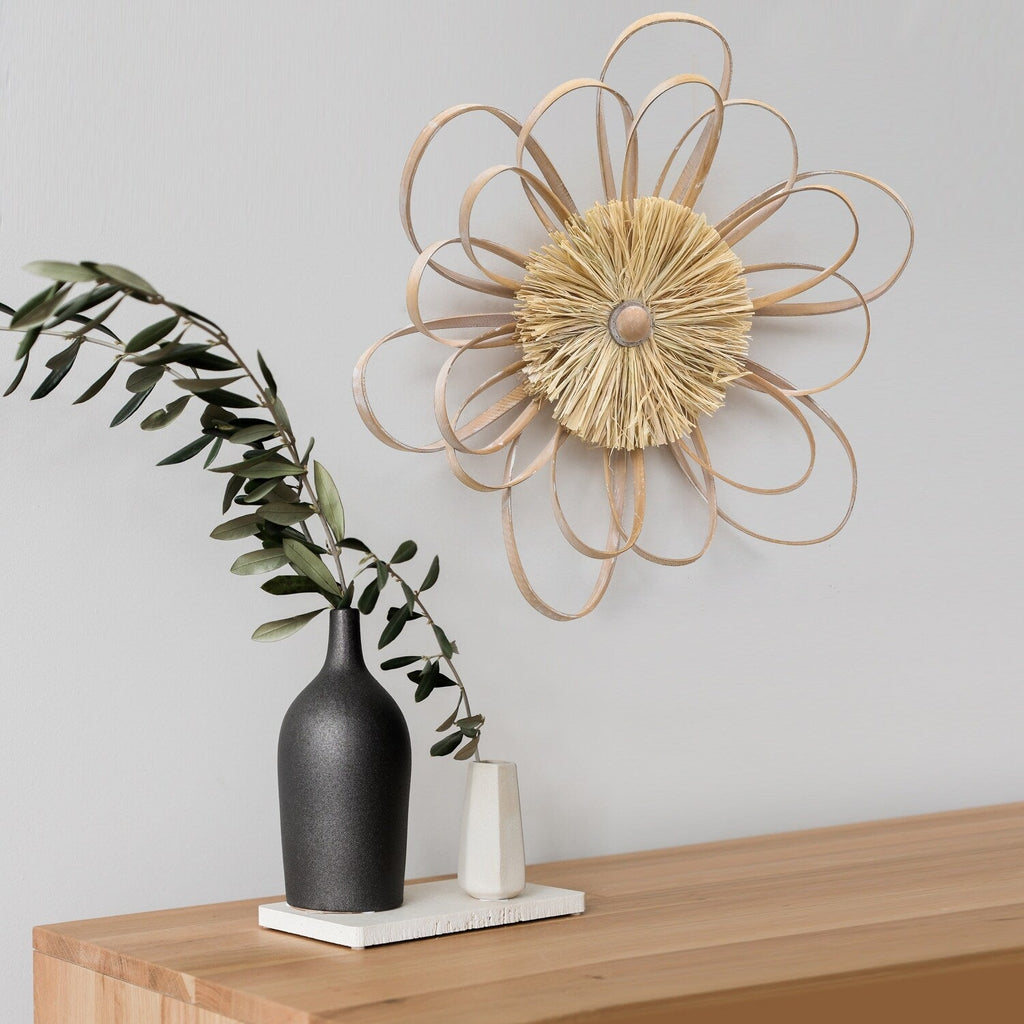 Décoration murale en paille de raphia tricotée à la main avec des fleurs de ferme en bois Adeco
