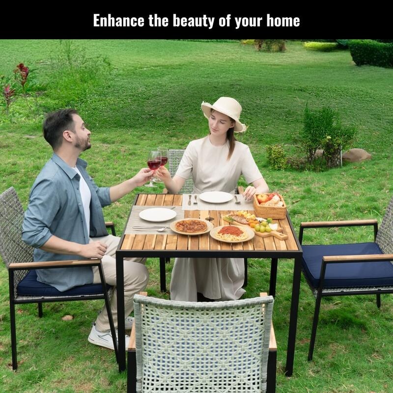 Ensemble de salle à manger de patio toutes saisons 5 pièces, plateau en bois d'acacia avec trou pour parasol, ensemble de conversation d'extérieur en rotin