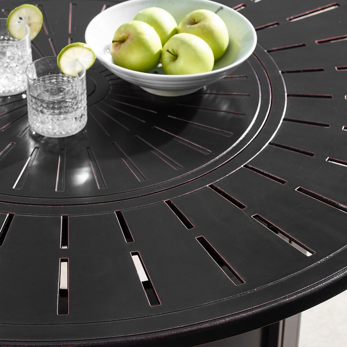 Ensemble de table à feu en aluminium de 44 po avec quatre chaises pivotantes et accessoires