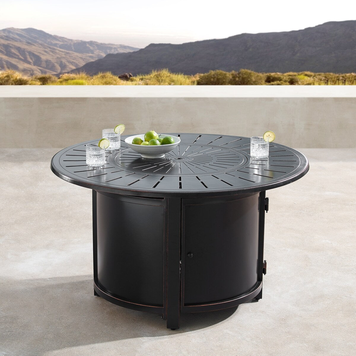 Ensemble de table à feu en aluminium de 44 po avec quatre chaises pivotantes et accessoires