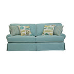 Canapé American Furniture Classics modèle Coastal Aqua Series avec quatre coussins décoratifs