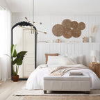 Miroir de sol sculpté en bois massif de forme arquée sur toute la longueur