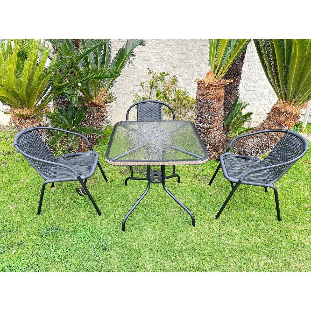 Table carrée en verre trempé BTEXPERT pour intérieur et extérieur, 28 po, avec bordure en rotin noir et 3 chaises empilables en rotin noir pour restaurant