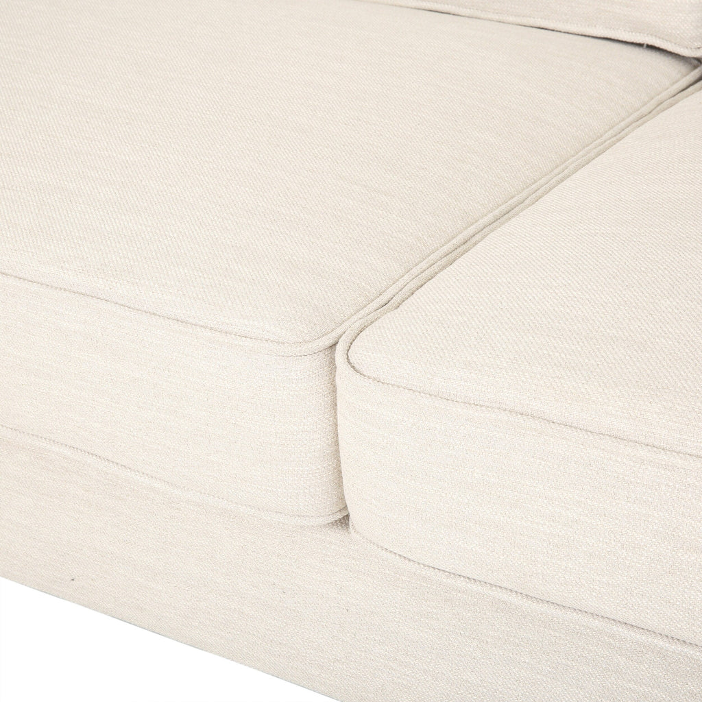 Canapé 3 places beige avec pieds en bois de bouleau et coussins latéraux