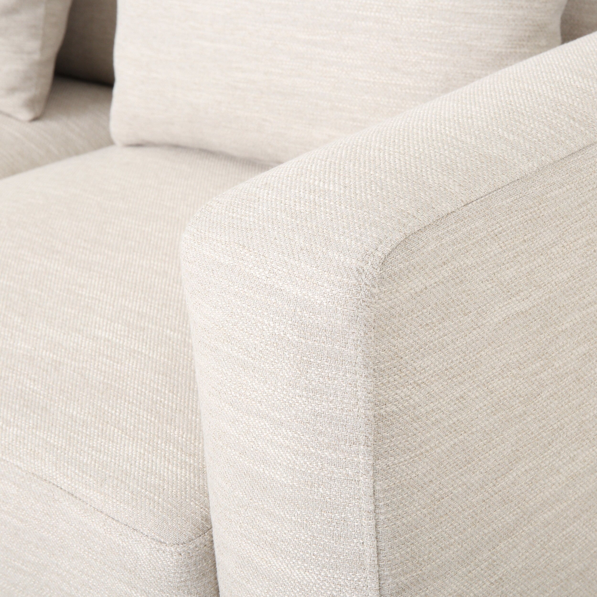 Canapé 3 places beige avec pieds en bois et coussins assortis