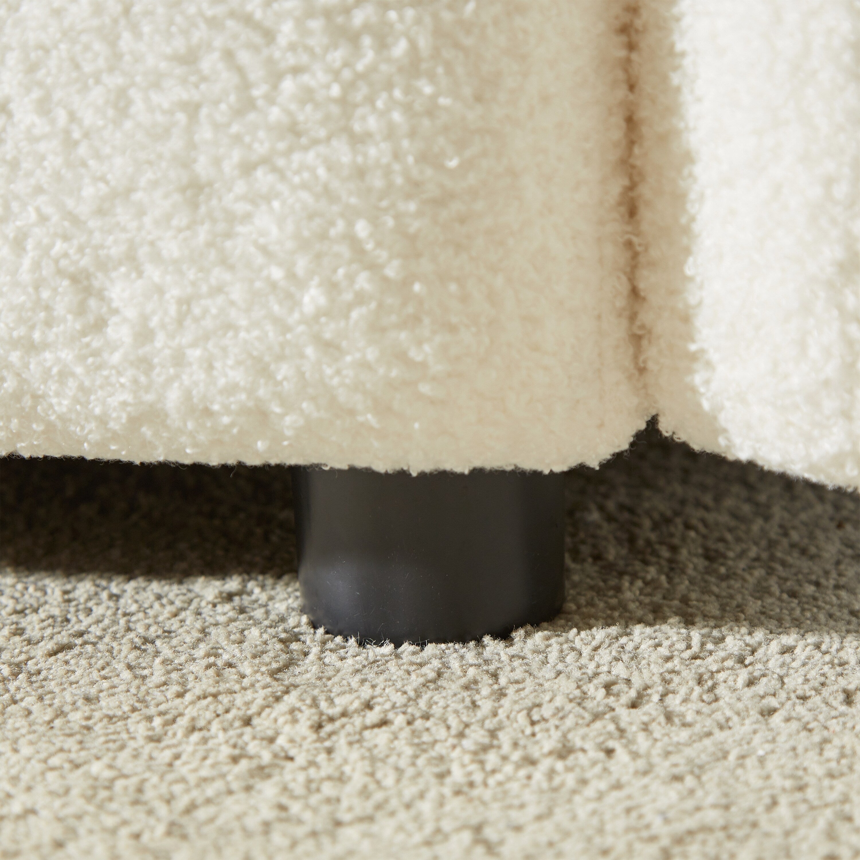 Canapé 1 place en tissu beige de 100 cm avec cadre en bois robuste, rembourrage en mousse souple et support dorsal confortable.