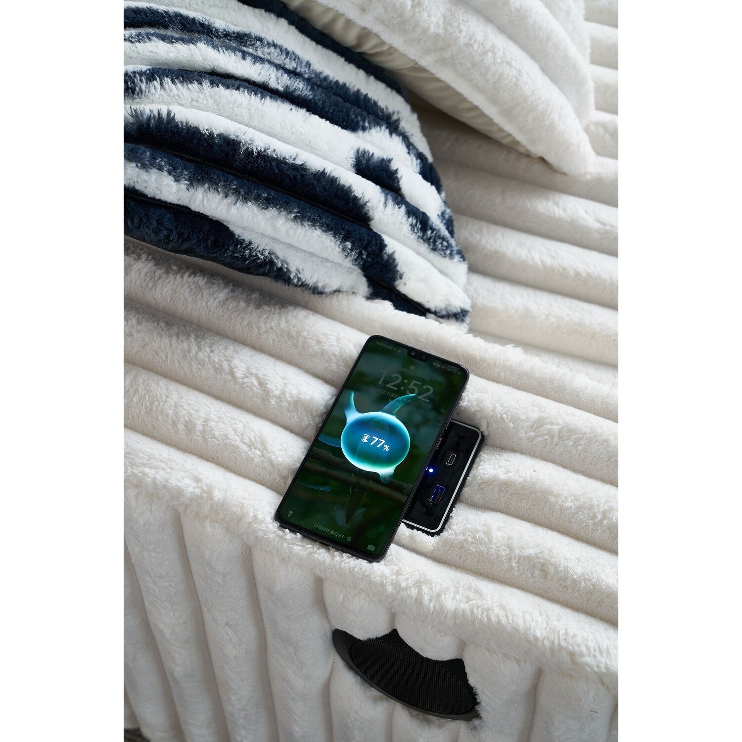 Canapé causeuse beige en velours côtelé 61,42 pouces avec accoudoirs carrés et pouf, haut-parleur Bluetooth, chargeur sans fil, ports USB et porte-gobelet