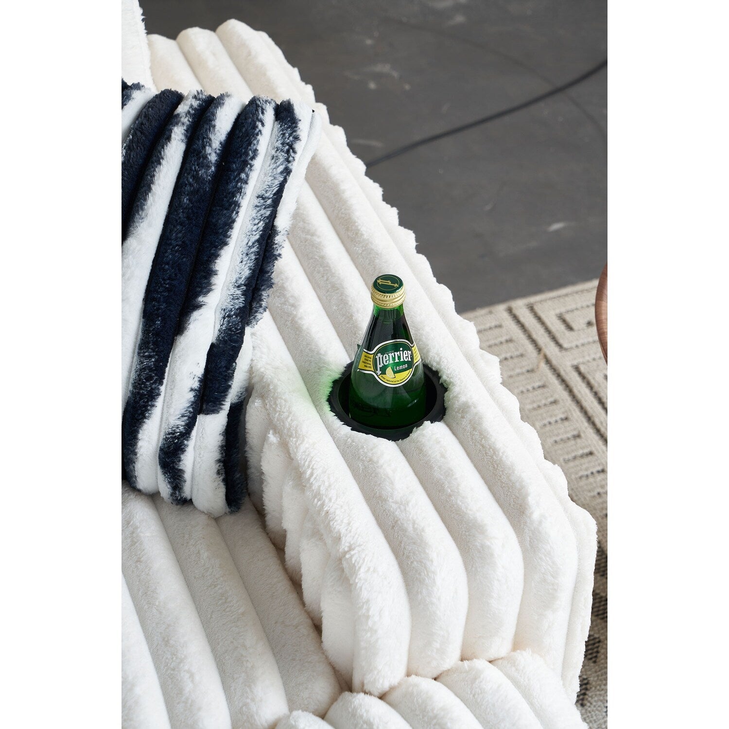 Canapé causeuse beige en velours côtelé 61,42 pouces avec accoudoirs carrés et pouf, haut-parleur Bluetooth, chargeur sans fil, ports USB et porte-gobelet