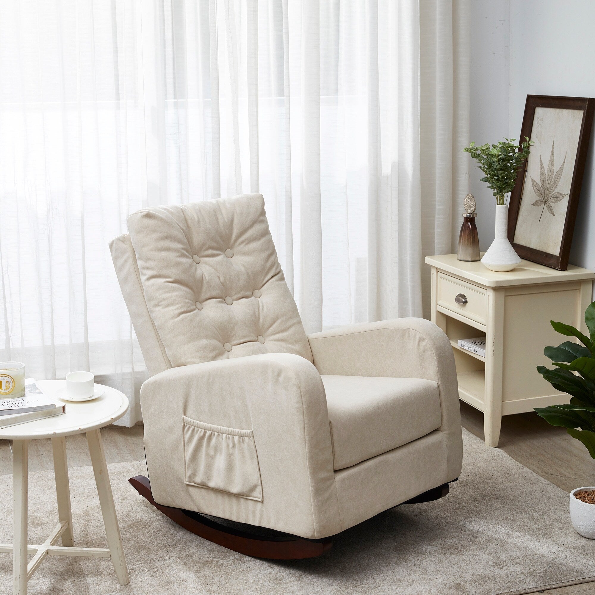 Fauteuil inclinable beige réglable avec pieds en bois massif, dossier haut et poches de rangement latérales