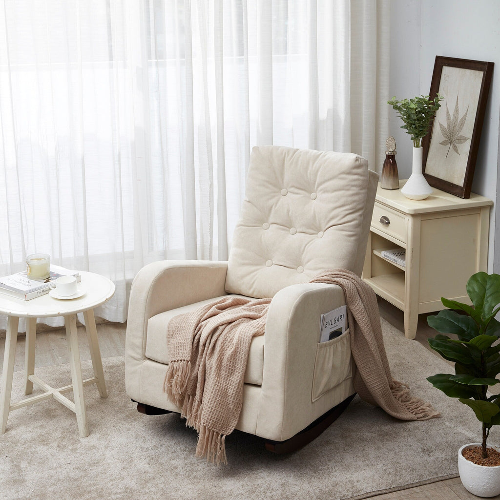 Fauteuil inclinable réglable beige avec pieds en bois robustes, dossier haut et rangements latéraux
