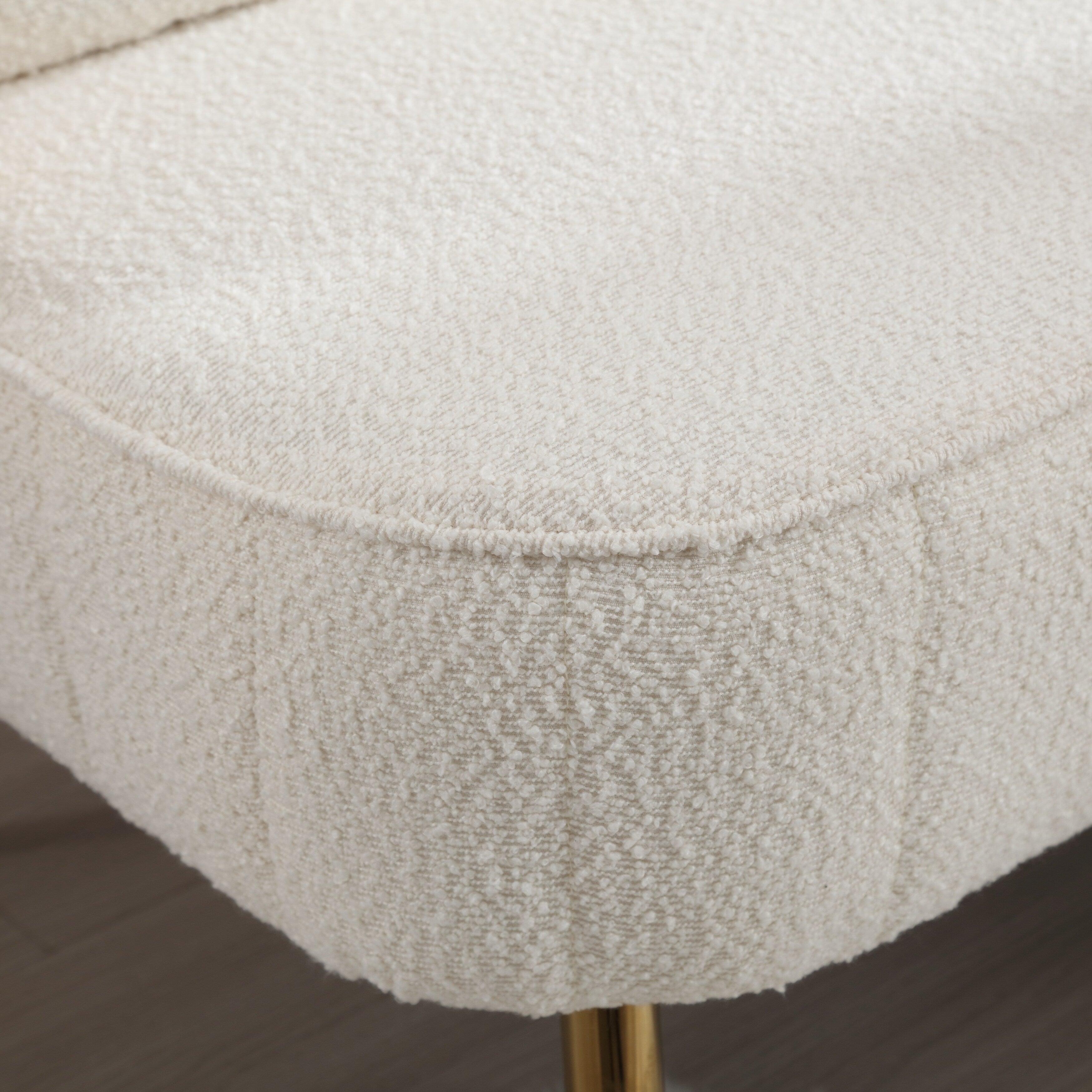 Canapé causeuse beige bouclé avec cadre en métal