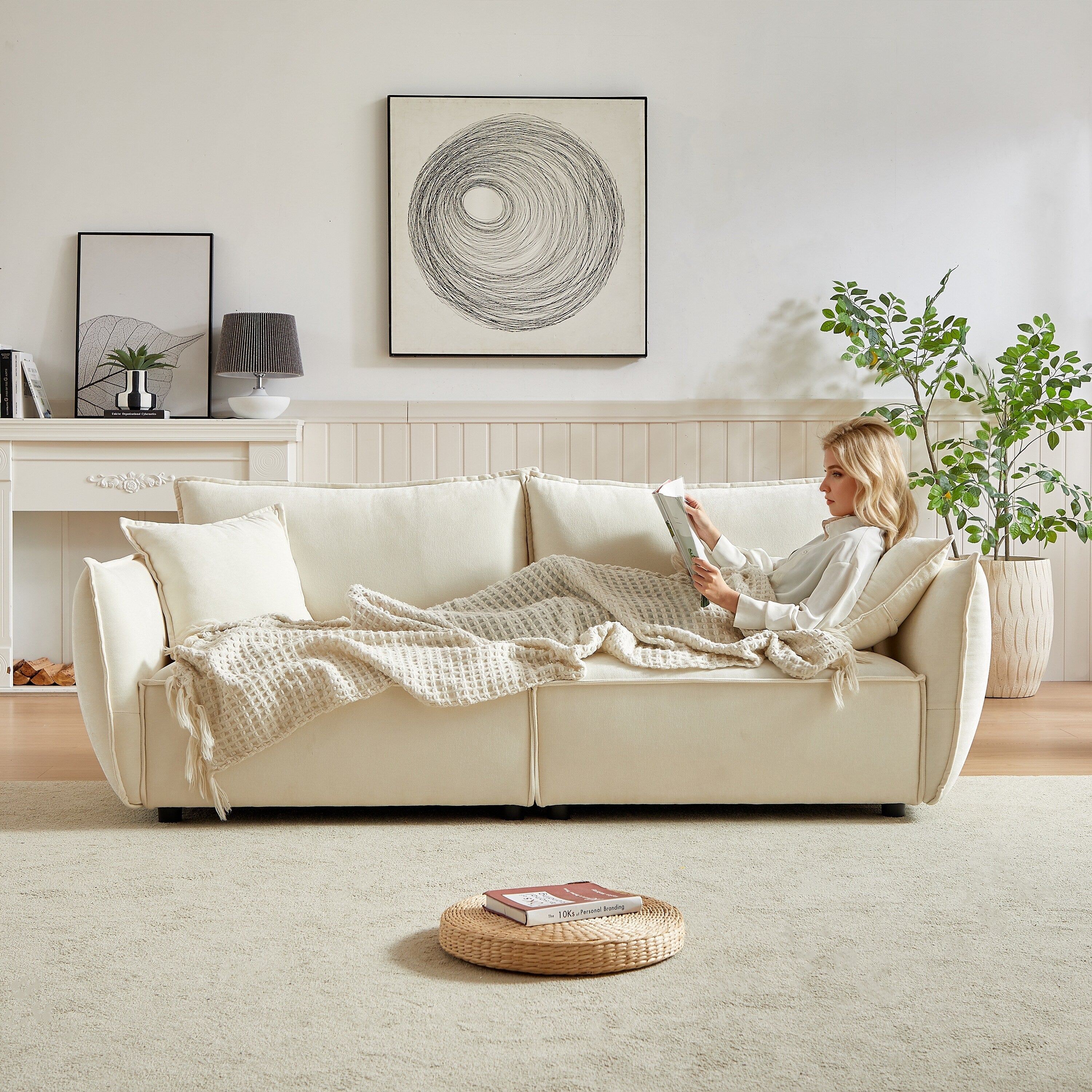 Canapé 3 places en chenille beige avec coussins supplémentaires