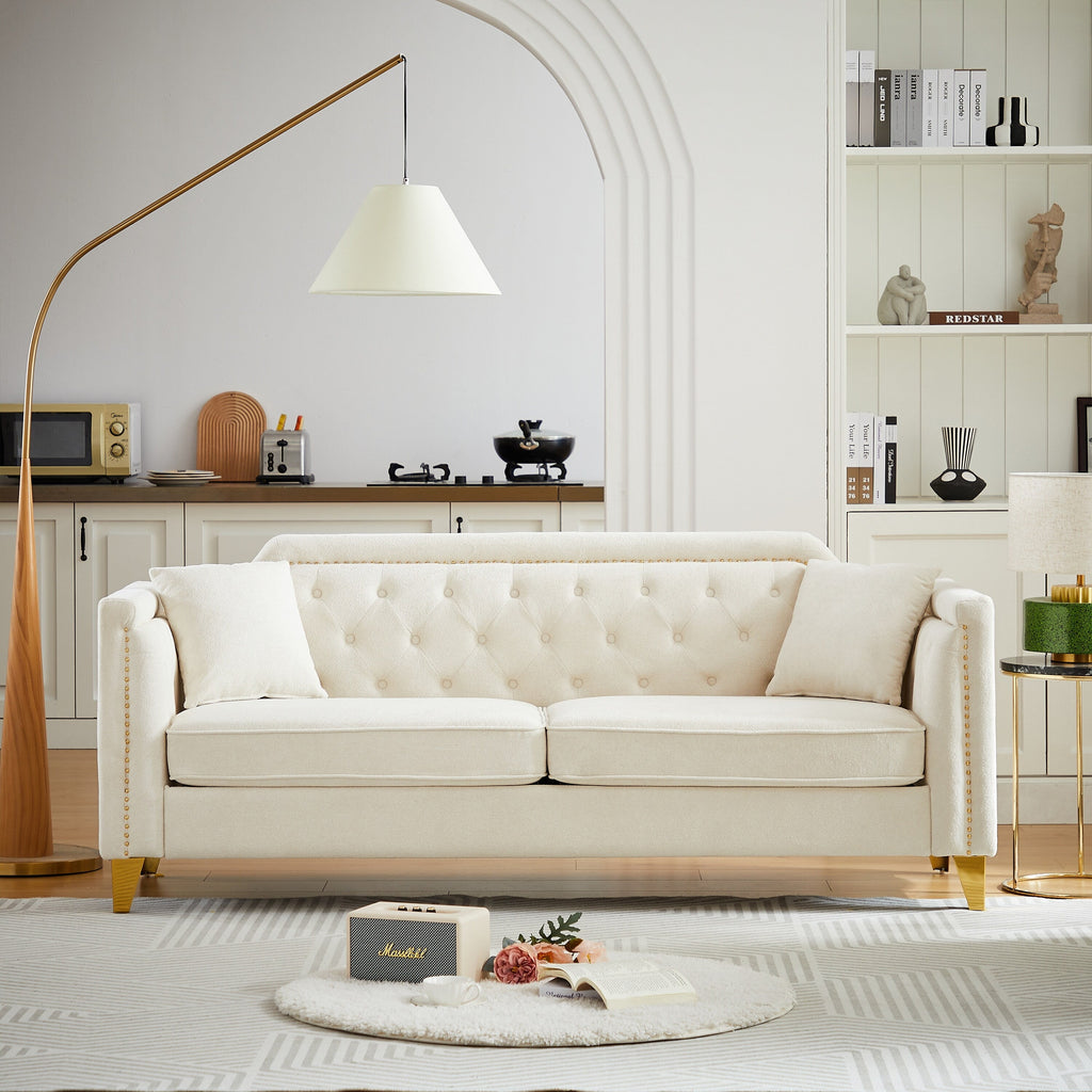 Canapé 3 places capitonné en chenille beige avec décoration cloutée en cuivre